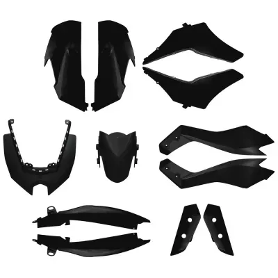 Peças de plástico preto para motocicleta dispostas uniformemente