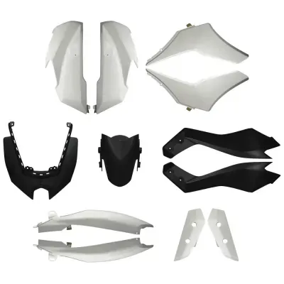 Peças plásticas brancas e pretas para motocicleta em fundo branco