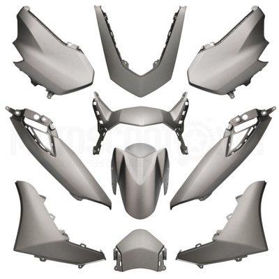 Peças de carenagem de mota em plástico cinzento fosco dispostas sobre fundo branco