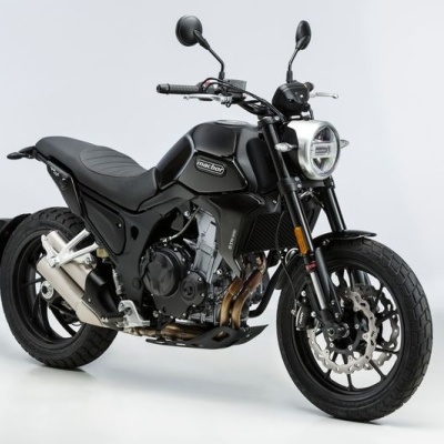 Motocicleta preta moderna com farol LED e pneus largos em fundo branco