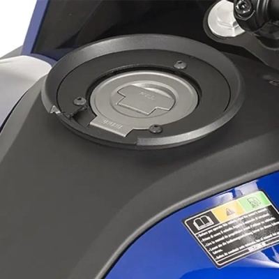 Tampa de depósito de combustível metálica azul e preta com etiqueta de segurança