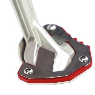 Pé de mota em metal prateado com base preta e vermelha sobre fundo branco