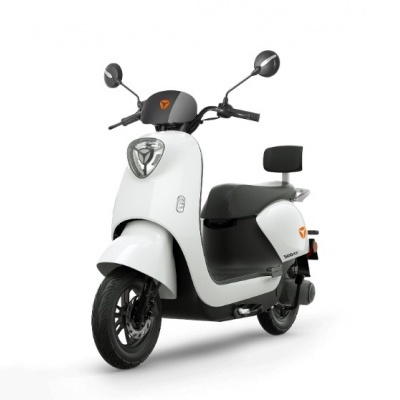 Scooter elétrica branca com detalhes pretos sobre fundo branco