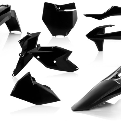 Peças plásticas pretas para carenagem de motocicleta sobre fundo branco