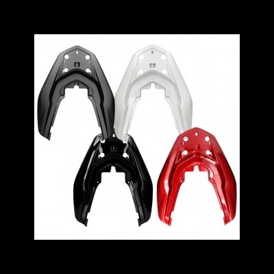 Quatro coberturas de capacete em plástico nas cores preta, branca e vermelha.