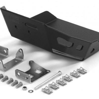 Conjunto de peças metálicas e parafusos organizados sobre fundo branco