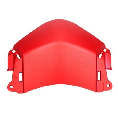 Peça plástica vermelha curvada com fixações laterais