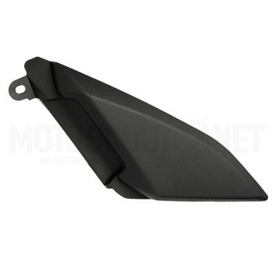 Peça automóvel preta com suporte metálico sobre fundo branco