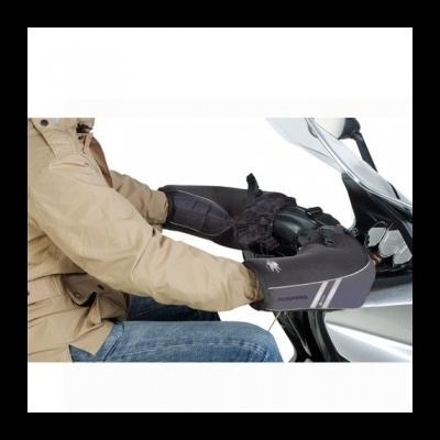 Luvas pretas fixadas nas manoplas de mota prateada com pessoa a usar casaco bege e jeans