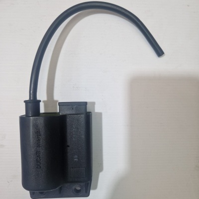 Bobina de ignição preta com cabo grosso preto