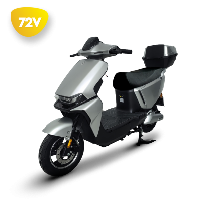 Scooter elétrica cinza com assento preto e caixa traseira rígida