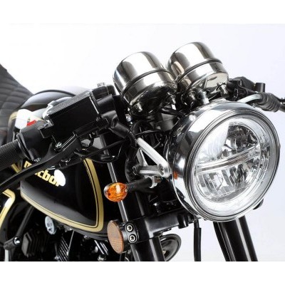 Moto café racer preta com detalhes dourados e farol redondo cromado