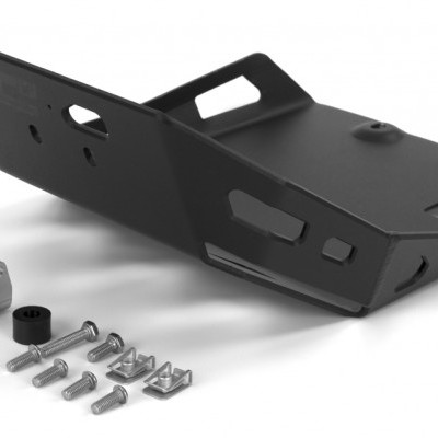 Suporte metálico preto com parafusos e acessórios sobre superfície branca