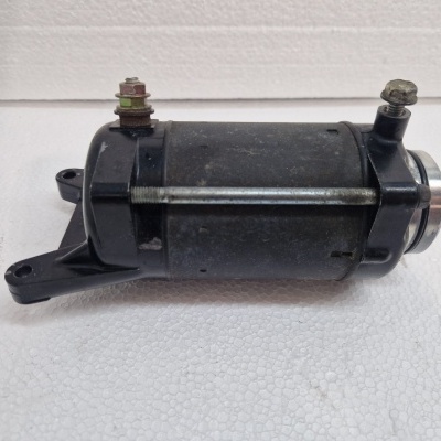 Motor elétrico preto em superfície branca texturizada