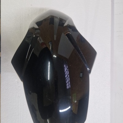 Protetor de mota preto em plástico brilhante sobre fundo branco