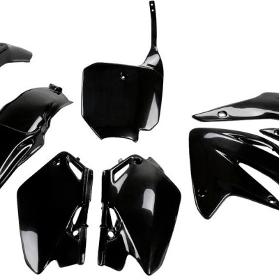 Peças plásticas pretas brilhantes para motocicleta sobre fundo branco