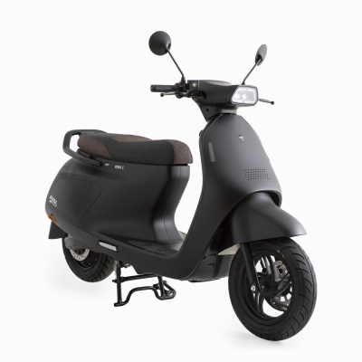 Scooter elétrica preta fosca com assento castanho em fundo branco