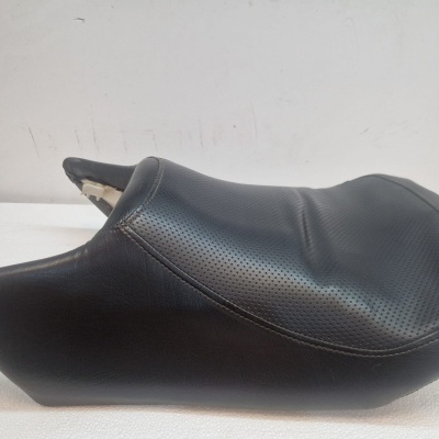 Assento de motocicleta preto lado esquerdo em material sintético