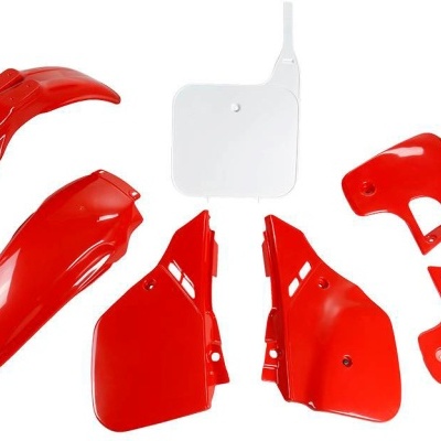 Peças de moto de plástico vermelho e branco sobre fundo branco