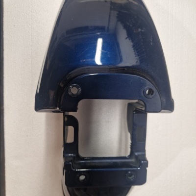 Peça plástica azul escuro com quatro orifícios para parafusos