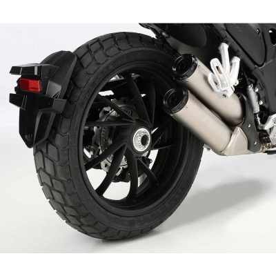 Roda traseira de moto preta com pneu grosso e escape duplo metálico