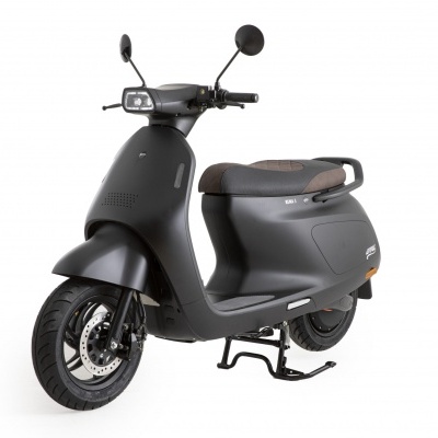 Motociclo elétrico preto mate com banco castanho e espelhos redondos