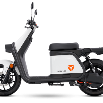 Motociclo elétrico branco e preto com assento almofadado preto e painel digital