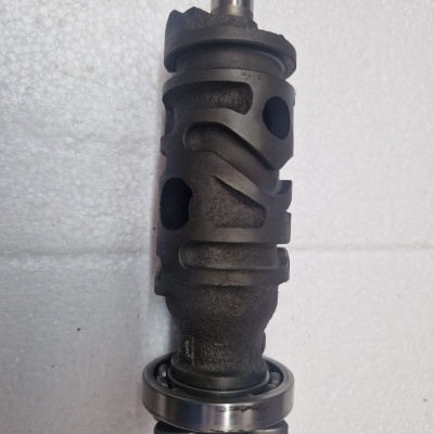 Componente mecânico cilíndrico em metal com orifícios e sulcos