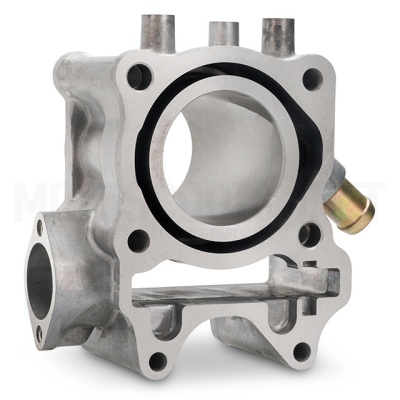 Peça mecânica metálica com orifícios e anel de vedação preto