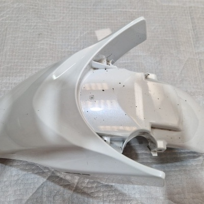 Guarda-lamas dianteiro branco para moto sobre tecido cinza