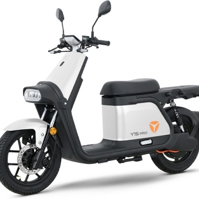 Scooter elétrica branca e preta vista lateral