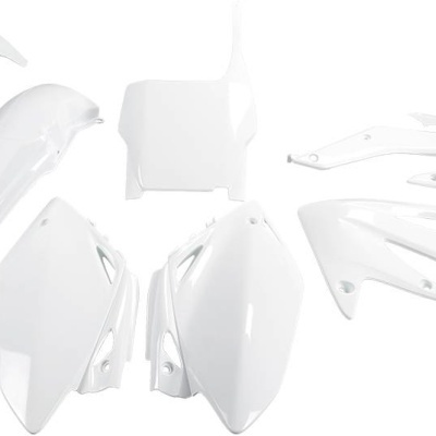 Peças plásticas brancas para motocicleta sobre fundo branco