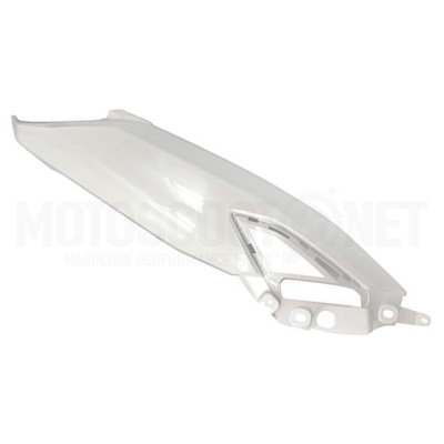 Peça plástica branca para moto com suporte de fixação