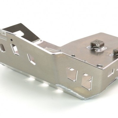 Peça metálica prateada com aberturas geométricas e mola