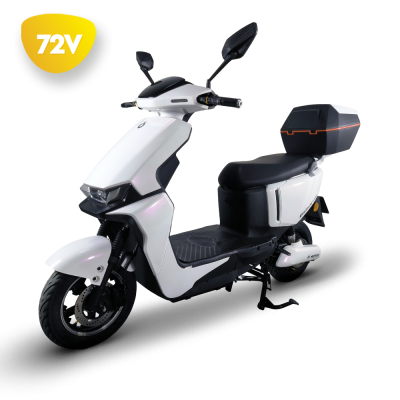 Motociclo elétrico branco e preto com banco preto e bagageira