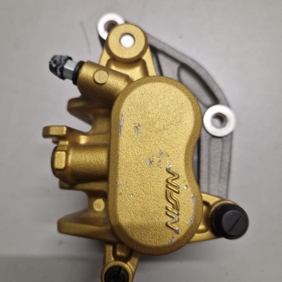 Pinça de travão dourada com marca NISSIN em estrutura metálica prateada