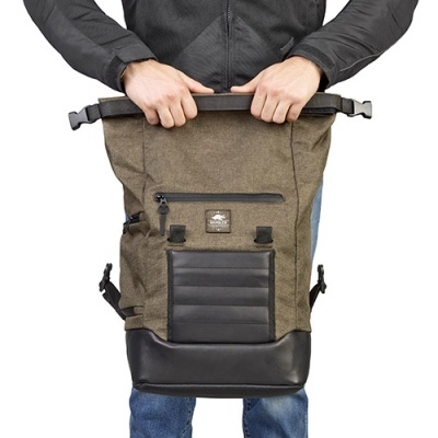 Mochila oliva com bolso de fecho preto e base em pele