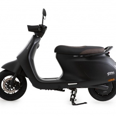 Scooter elétrica preta com assento castanho em fundo branco