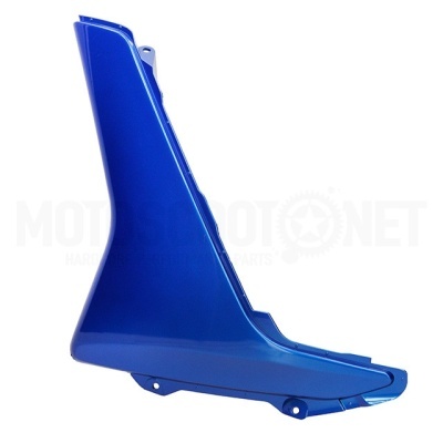 Peça plástica azul brilhante para moto ou automóvel sobre fundo branco