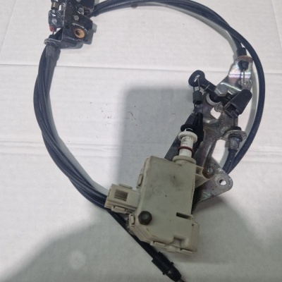 Peça de automóvel com cabos e componentes em preto, metálico e bege sobre fundo branco