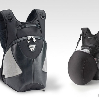 mochila preta e cinza com proteção para capacete em fundo branco