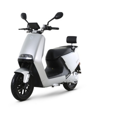Scooter elétrica branca com assento e encosto pretos em fundo branco
