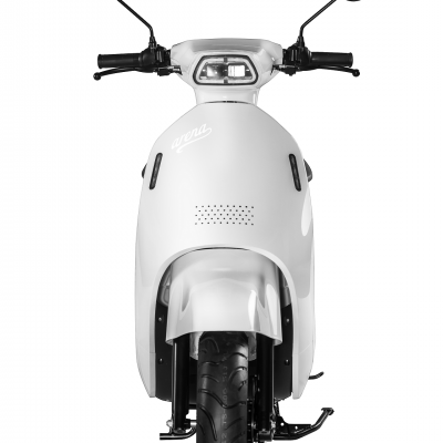 Motociclo scooter branco visto de frente com retrovisores redondos pretos