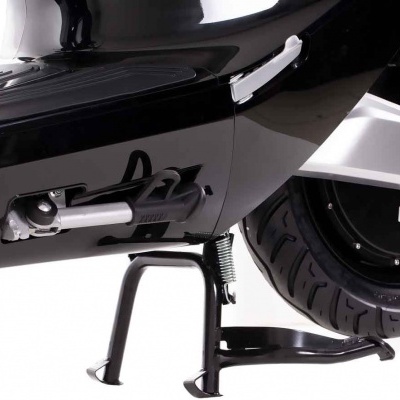 Roda traseira e suporte central de scooter elétrica preta