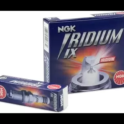 Caixas azuis de velas de ignição NGK Iridium IX com texto e logos