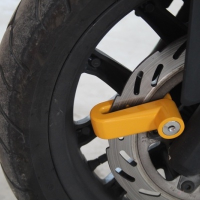 Roda de motocicleta com cadeado amarelo no disco de travão