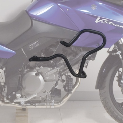 Peça protetora preta montada numa mota Suzuki V-Strom azul com motor prateado