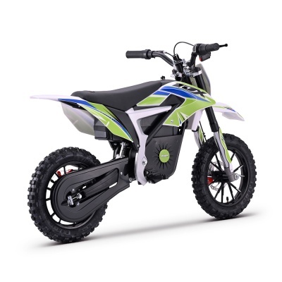 Moto elétrica infantil verde, azul e branca com pneus pretos em fundo branco