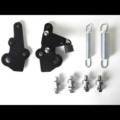 Componentes metálicos pretos e prateados sobre fundo branco