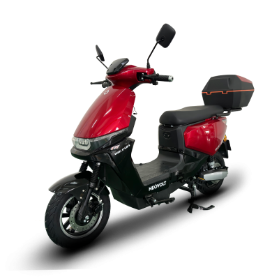 Scooter elétrica vermelha e preta com caixa de armazenamento traseira